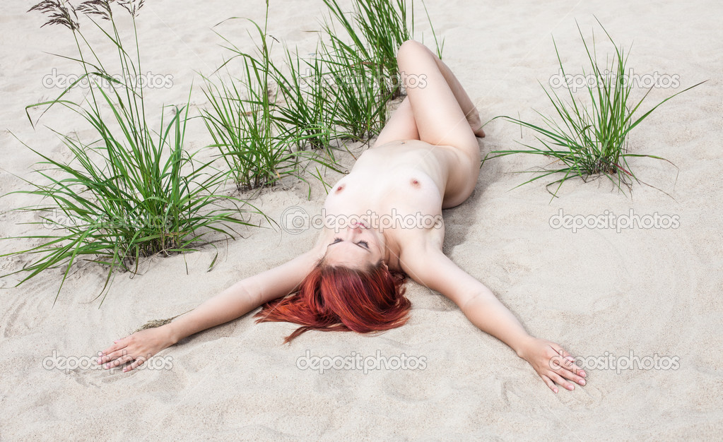 Голая барышня валяется на песке