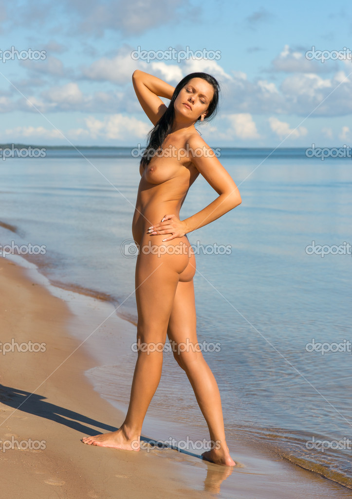 Joven Desnuda Cogido Tomando El Sol