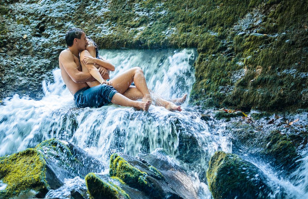Горячий однополый секс телочек у водопада