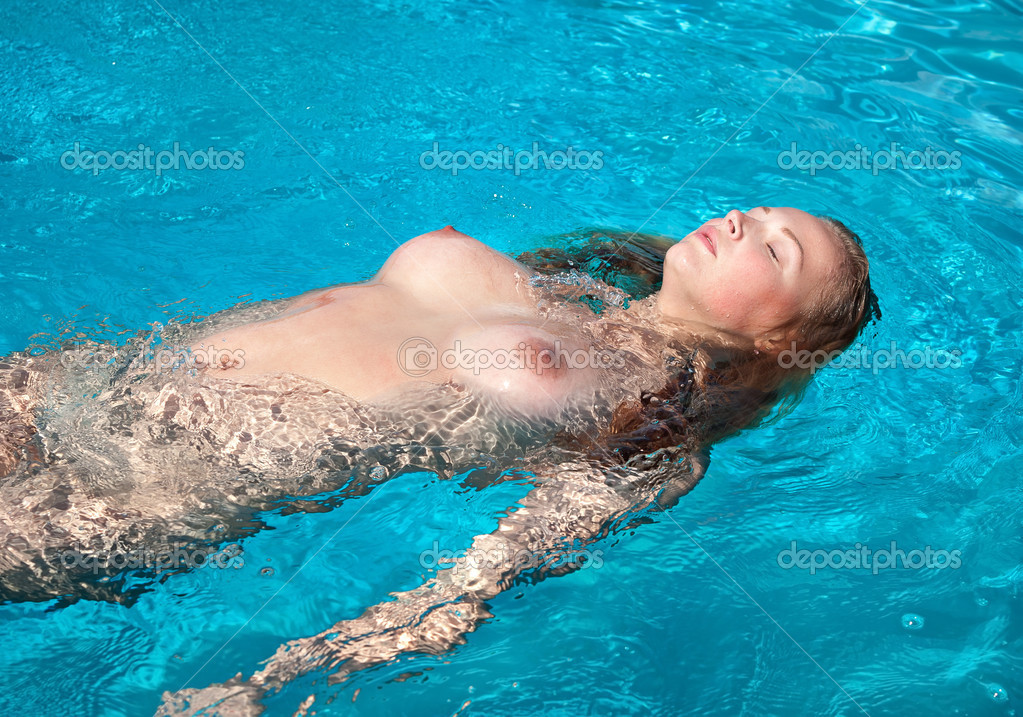 Nahá žena v bazénu 