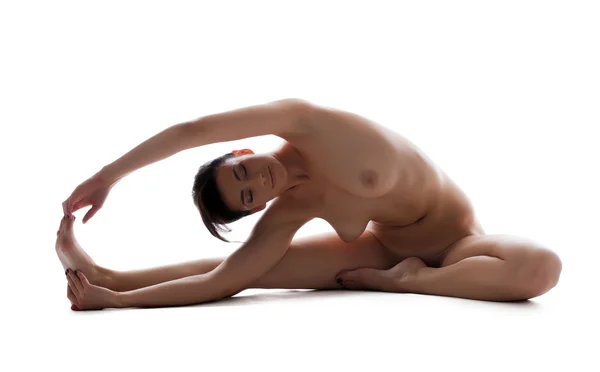 Studio colpo di donna nuda sorridente facendo yoga — Foto Stock