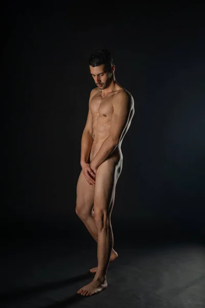 Full Length Φωτογραφία Ένα Σκοτεινό Στούντιο Ενός Όμορφου Γυμνού Άνδρα — Φωτογραφία Αρχείου
