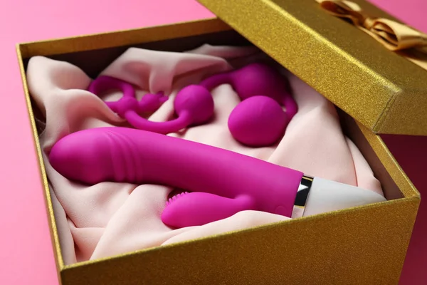 Sex Toys Dans Une Boîte Cadeau Sur Fond Rose Gros — Photo