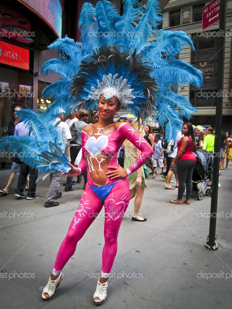 Una bella dama con pintura corporal en el centro de Times Square en Nueva Y...