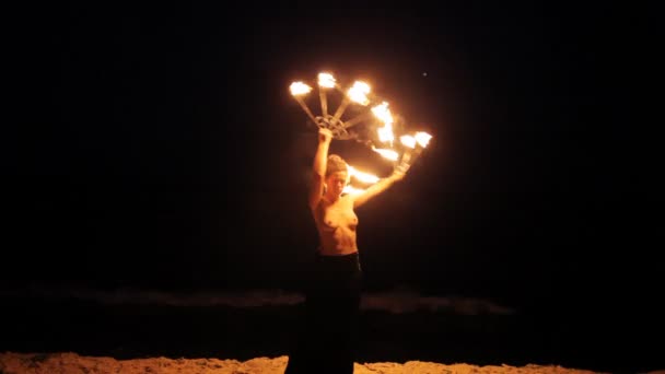 A woman does a fire performance on the beach — Stock Video