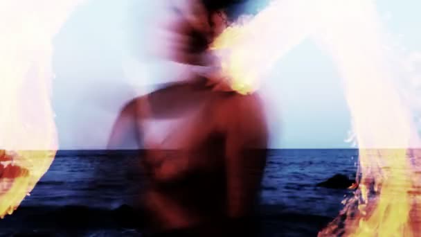 Uma mulher faz uma performance de fogo na praia — Vídeo de Stock