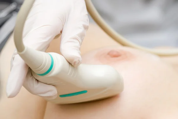 Сканирование груди взрослой женщины — стоковое фото