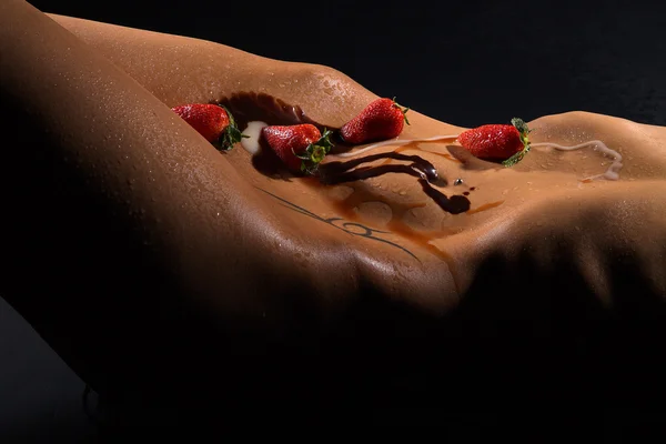 草莓上裸体女性的身体 — 图库照片