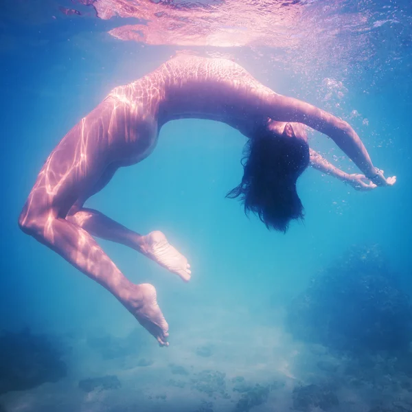 Underwater naked woman portrait into the sea. — Stock Photo, Image